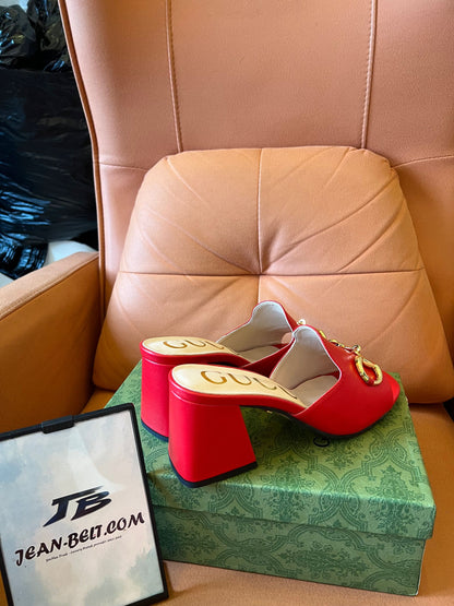 Sandalias tipo chanclas Horsebit de piel burdeos de Gucci