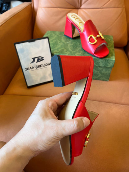 Sandalias tipo chanclas Horsebit de piel burdeos de Gucci