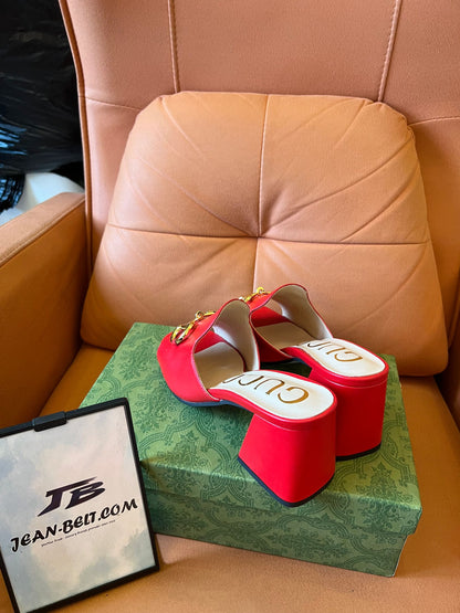 Sandalias tipo chanclas Horsebit de piel burdeos de Gucci
