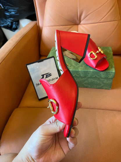 Sandalias tipo chanclas Horsebit de piel burdeos de Gucci