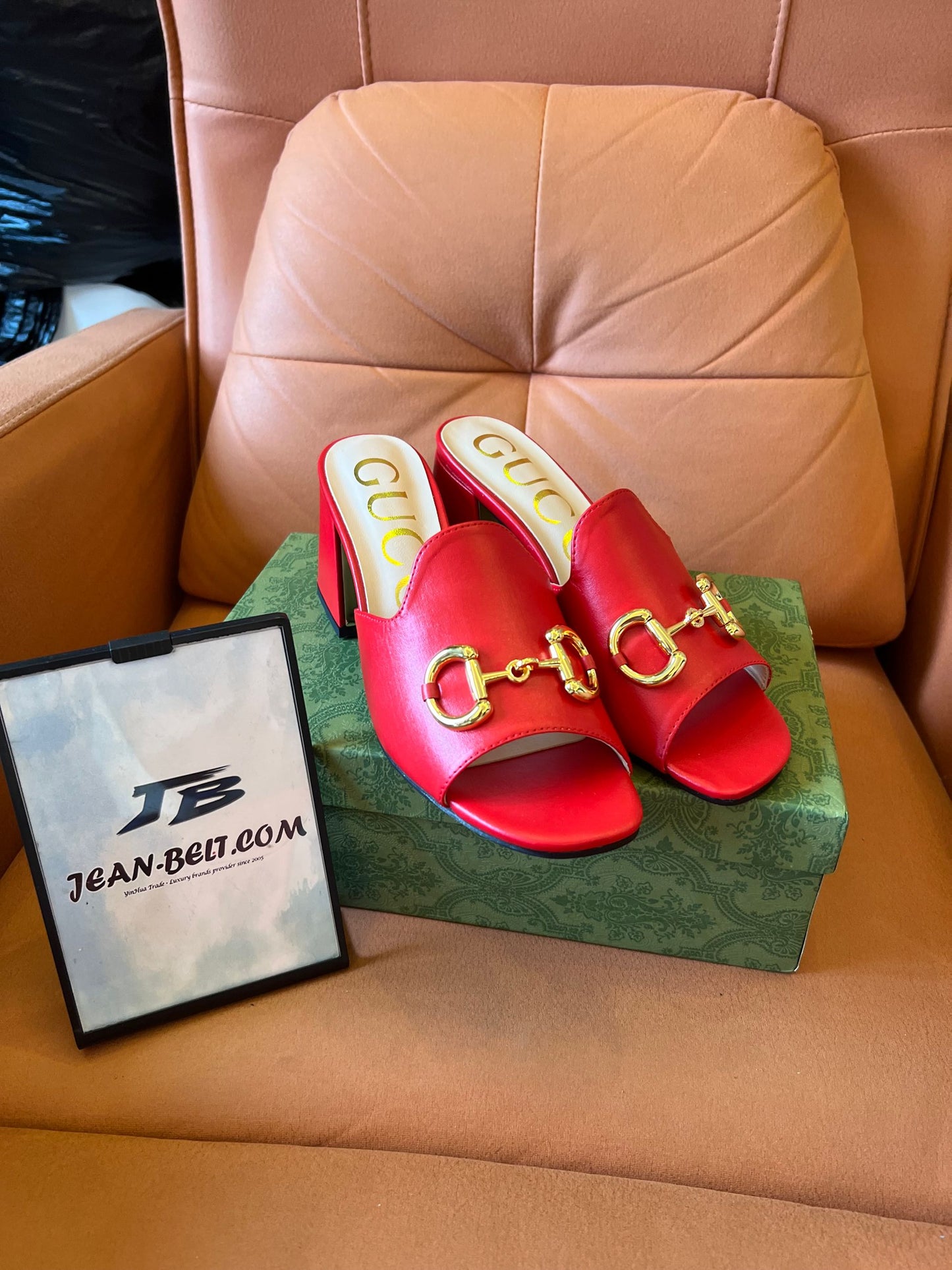 Sandalias tipo chanclas Horsebit de piel burdeos de Gucci
