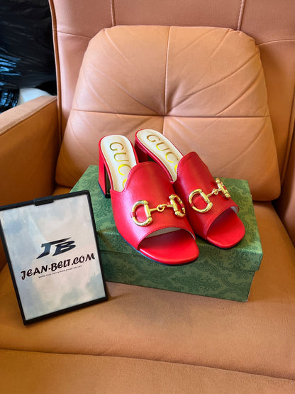 Sandalias tipo chanclas Horsebit de piel burdeos de Gucci