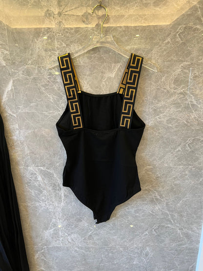 Conjunto de falda plisada y body negro con ribete de greca de Versace