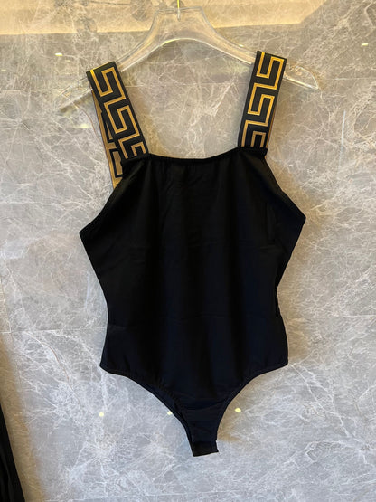 Conjunto de falda plisada y body negro con ribete de greca de Versace