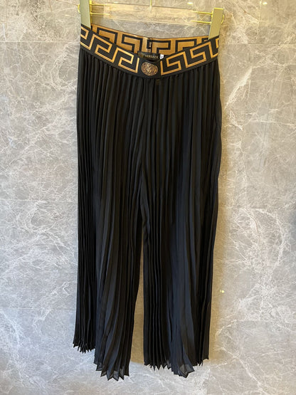 Conjunto de falda plisada y body negro con ribete de greca de Versace