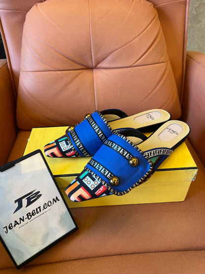 Sandalias azules tipo slide para mujer de Fendi con tiras estampadas y detalles dorados.