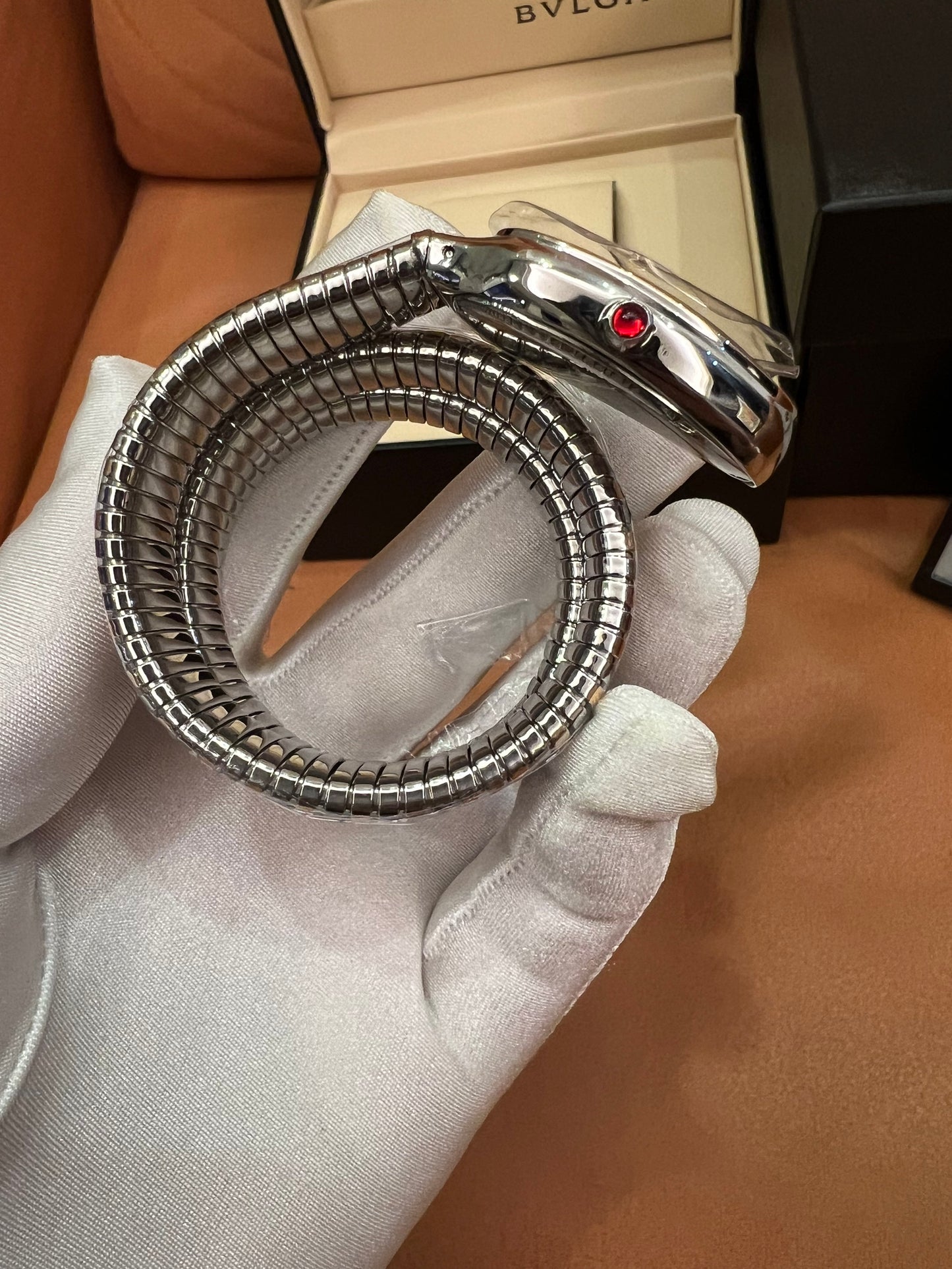 Reloj de diamantes Bvlgari Serpenti Tubogas: un lujoso diseño inspirado en la serpiente.