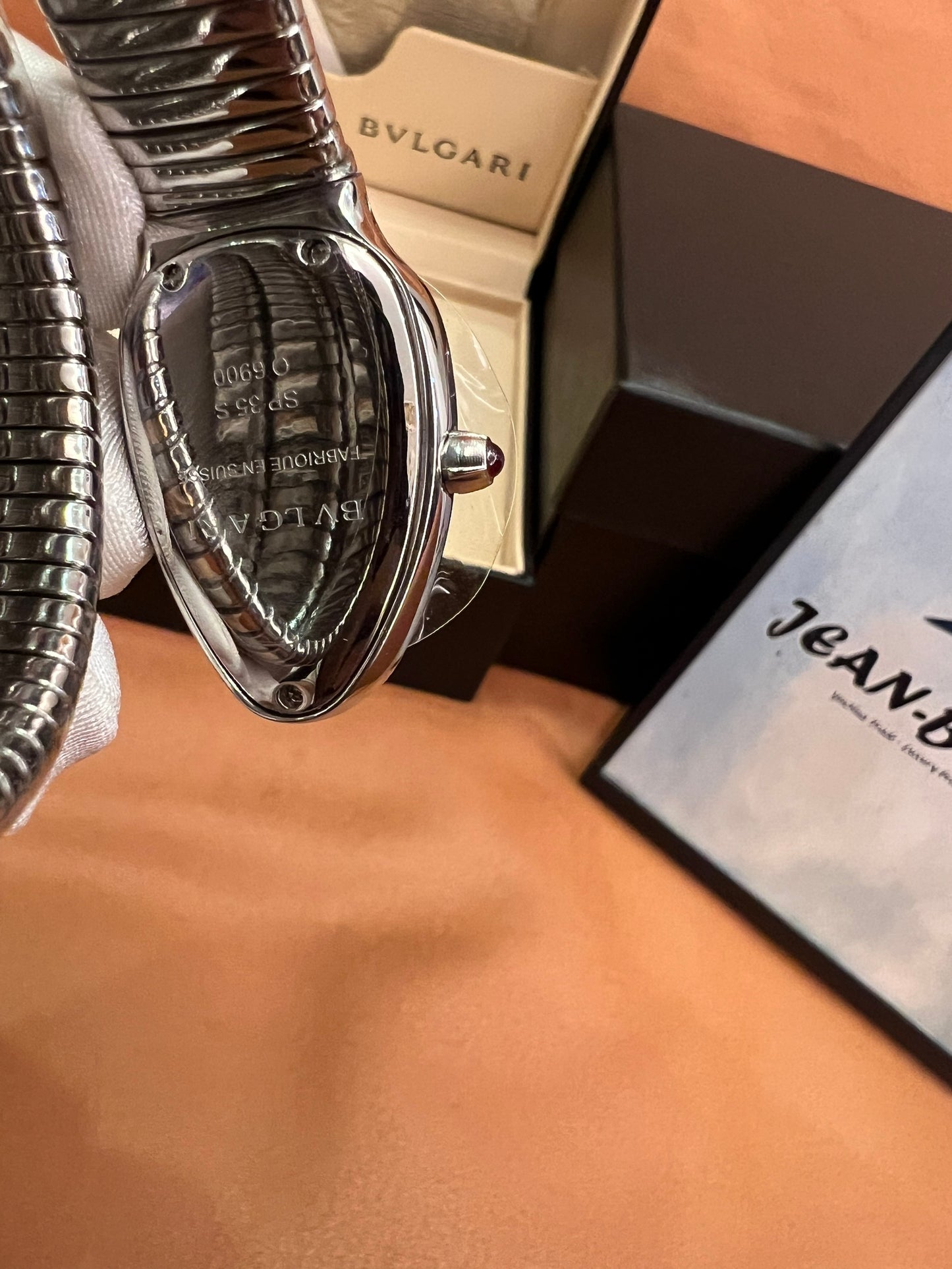 Reloj de diamantes Bvlgari Serpenti Tubogas: un lujoso diseño inspirado en la serpiente.