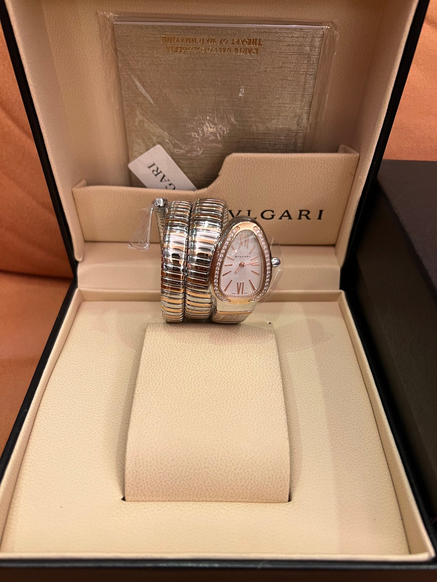 Reloj de diamantes Bvlgari Serpenti Tubogas: un lujoso diseño inspirado en la serpiente.