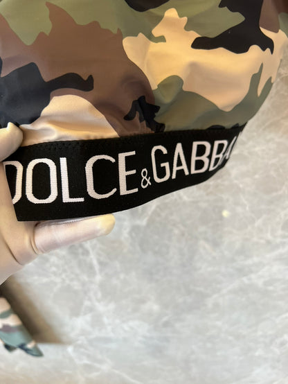 Conjunto de top corto y leggings con cinturilla con logo y estampado de camuflaje de Dolce &amp; Gabbana