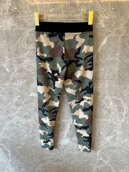 Conjunto de top corto y leggings con cinturilla con logo y estampado de camuflaje de Dolce &amp; Gabbana