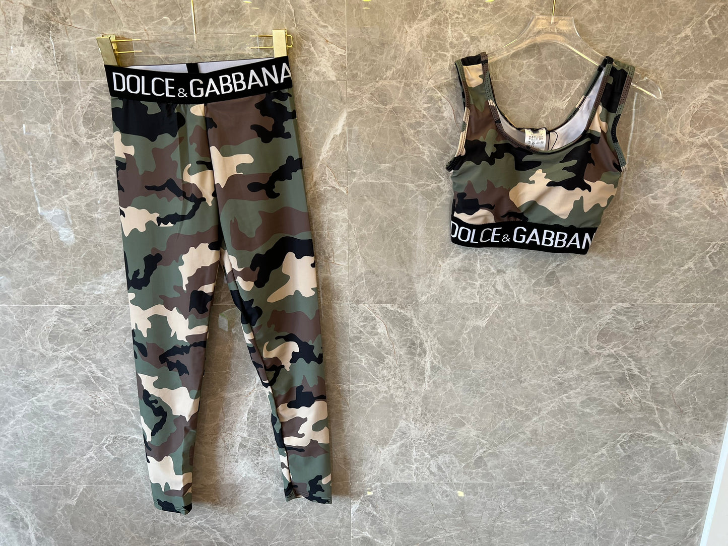 Conjunto de top corto y leggings con cinturilla con logo y estampado de camuflaje de Dolce &amp; Gabbana
