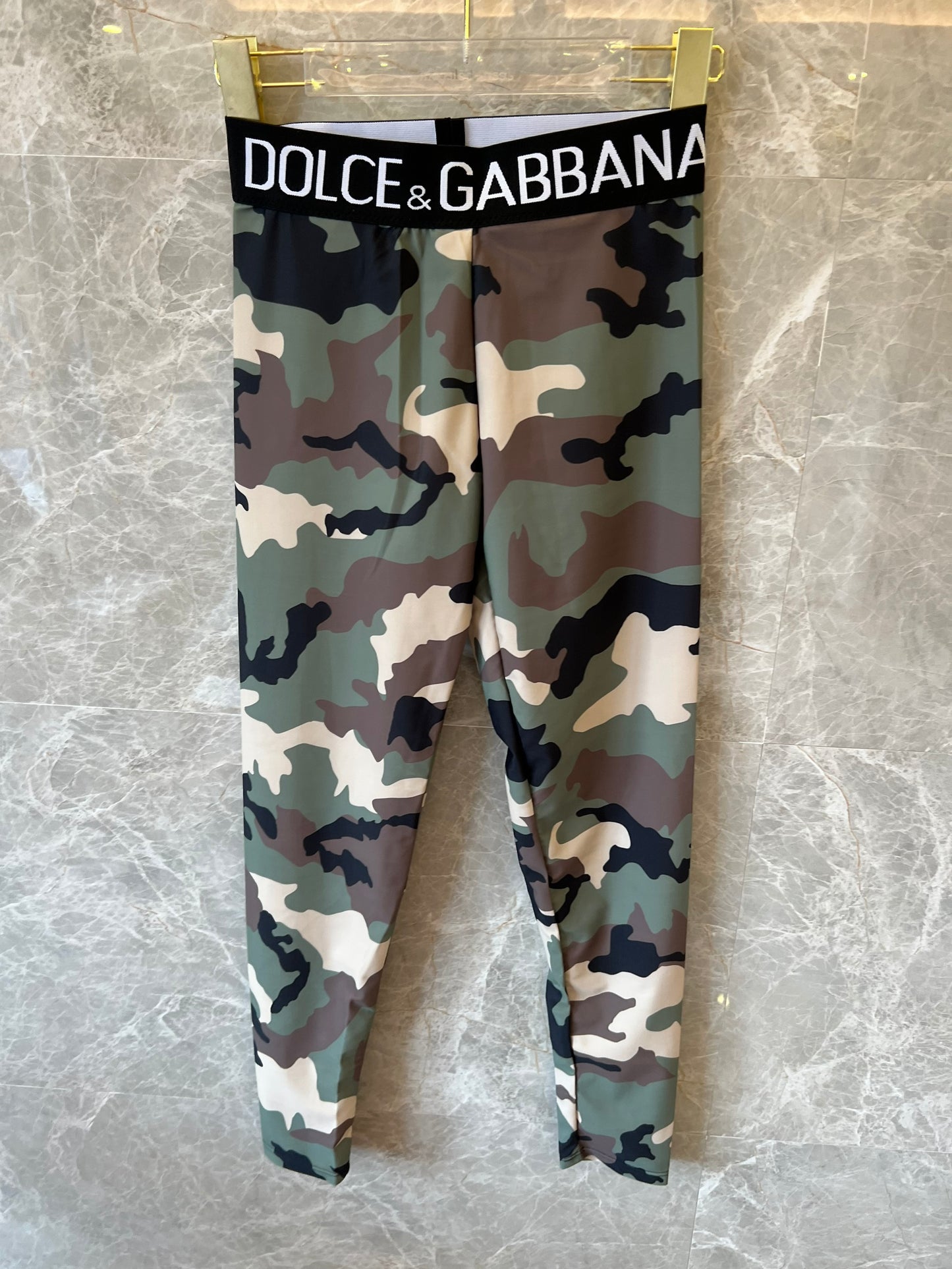 Conjunto de top corto y leggings con cinturilla con logo y estampado de camuflaje de Dolce &amp; Gabbana