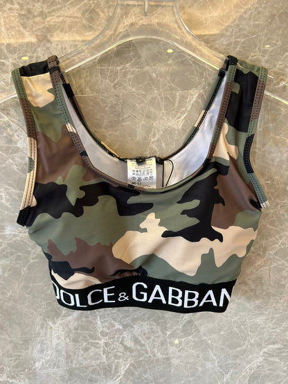 Conjunto de top corto y leggings con cinturilla con logo y estampado de camuflaje de Dolce &amp; Gabbana