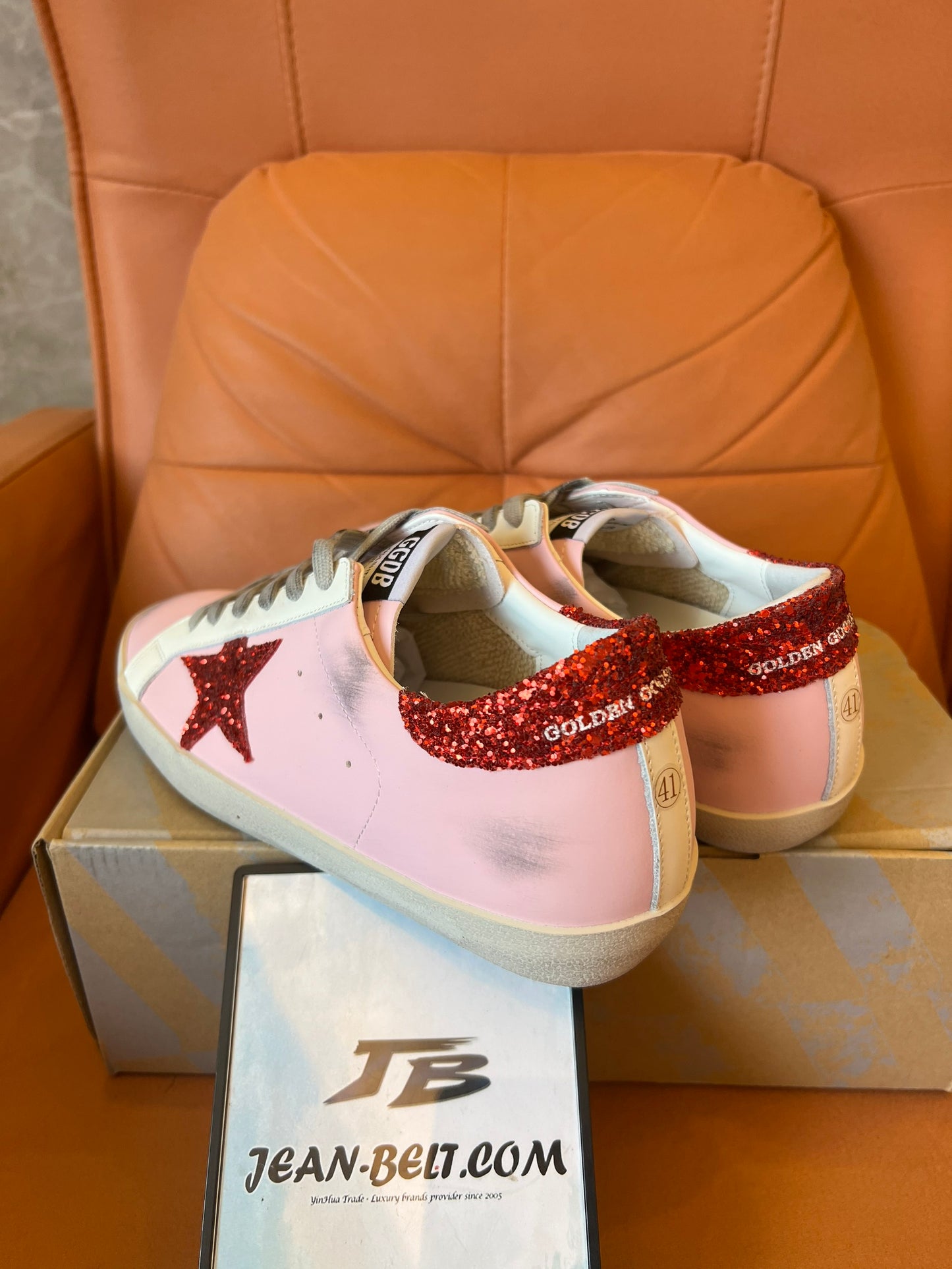 Zapatillas deportivas con estrellas rosas y rojas de Golden Goose