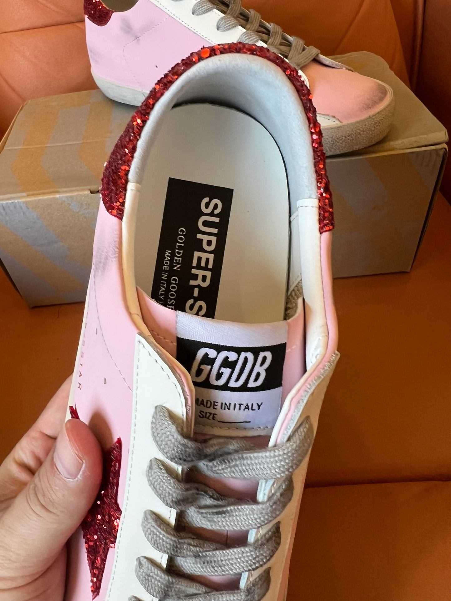Zapatillas deportivas con estrellas rosas y rojas de Golden Goose