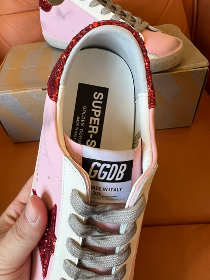 Zapatillas deportivas con estrellas rosas y rojas de Golden Goose
