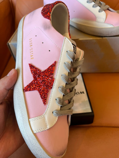 Zapatillas deportivas con estrellas rosas y rojas de Golden Goose