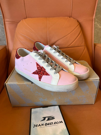 Zapatillas deportivas con estrellas rosas y rojas de Golden Goose
