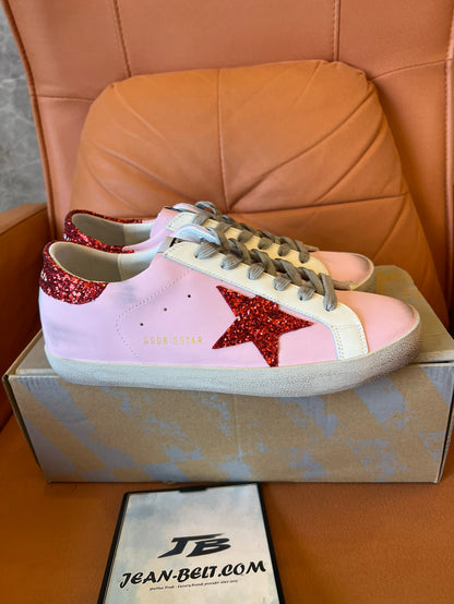 Zapatillas deportivas con estrellas rosas y rojas de Golden Goose