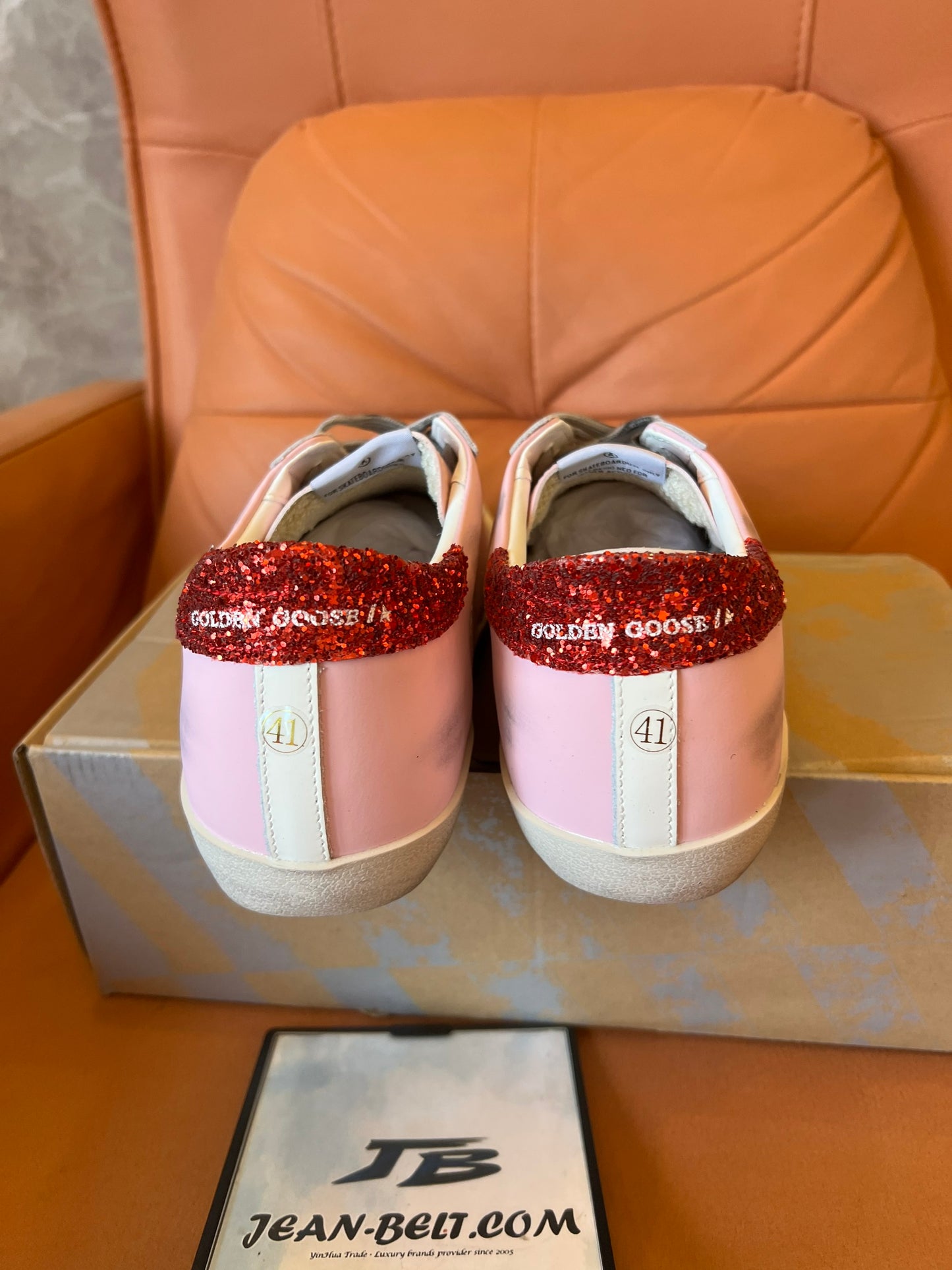 Zapatillas deportivas con estrellas rosas y rojas de Golden Goose