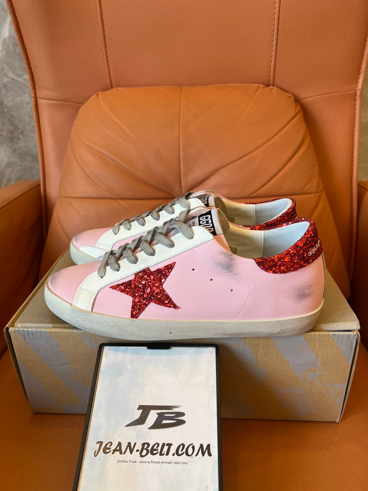 Zapatillas deportivas con estrellas rosas y rojas de Golden Goose