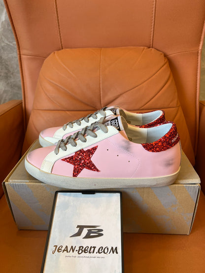 Zapatillas deportivas con estrellas rosas y rojas de Golden Goose