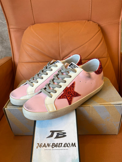 Zapatillas deportivas con estrellas rosas y rojas de Golden Goose