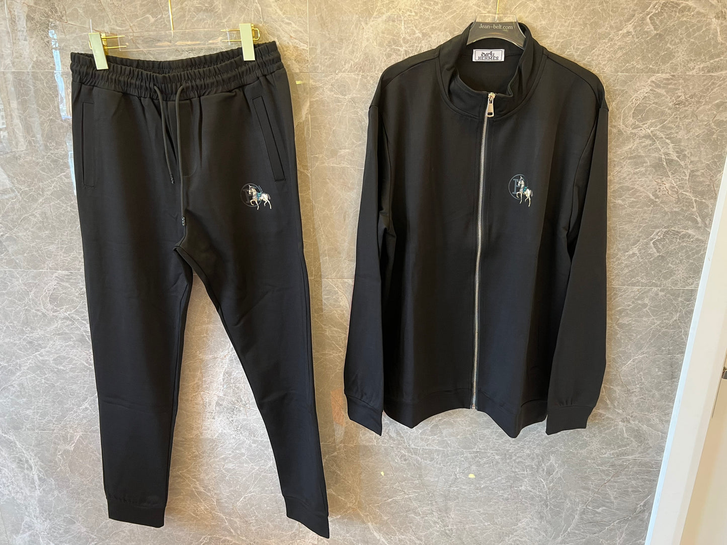 Conjunto de agasalho preto bordado Hermès Carousel