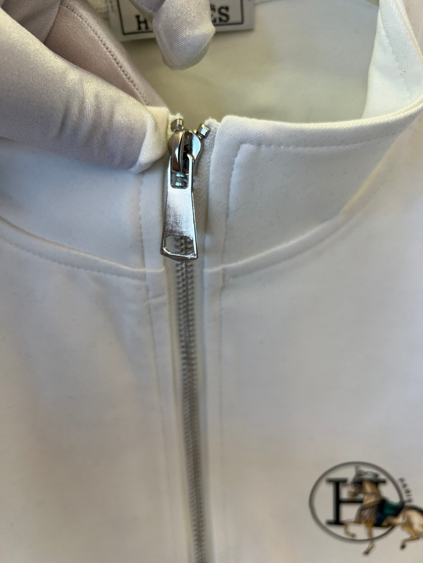Chándal blanco con motivo de caballo bordado de Hermès