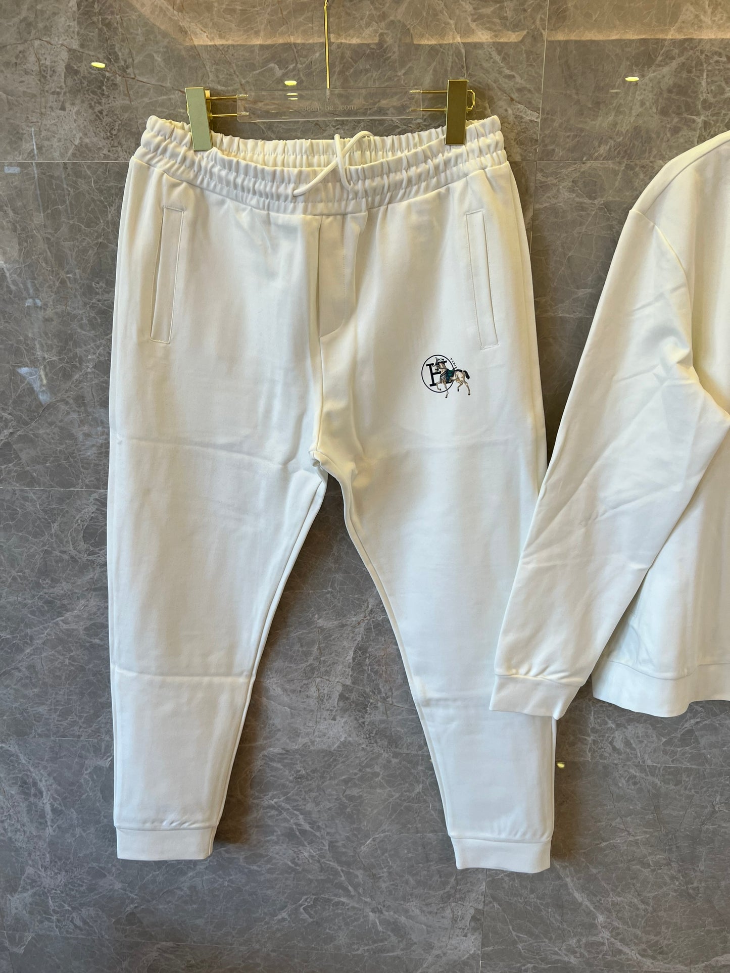 Chándal blanco con motivo de caballo bordado de Hermès