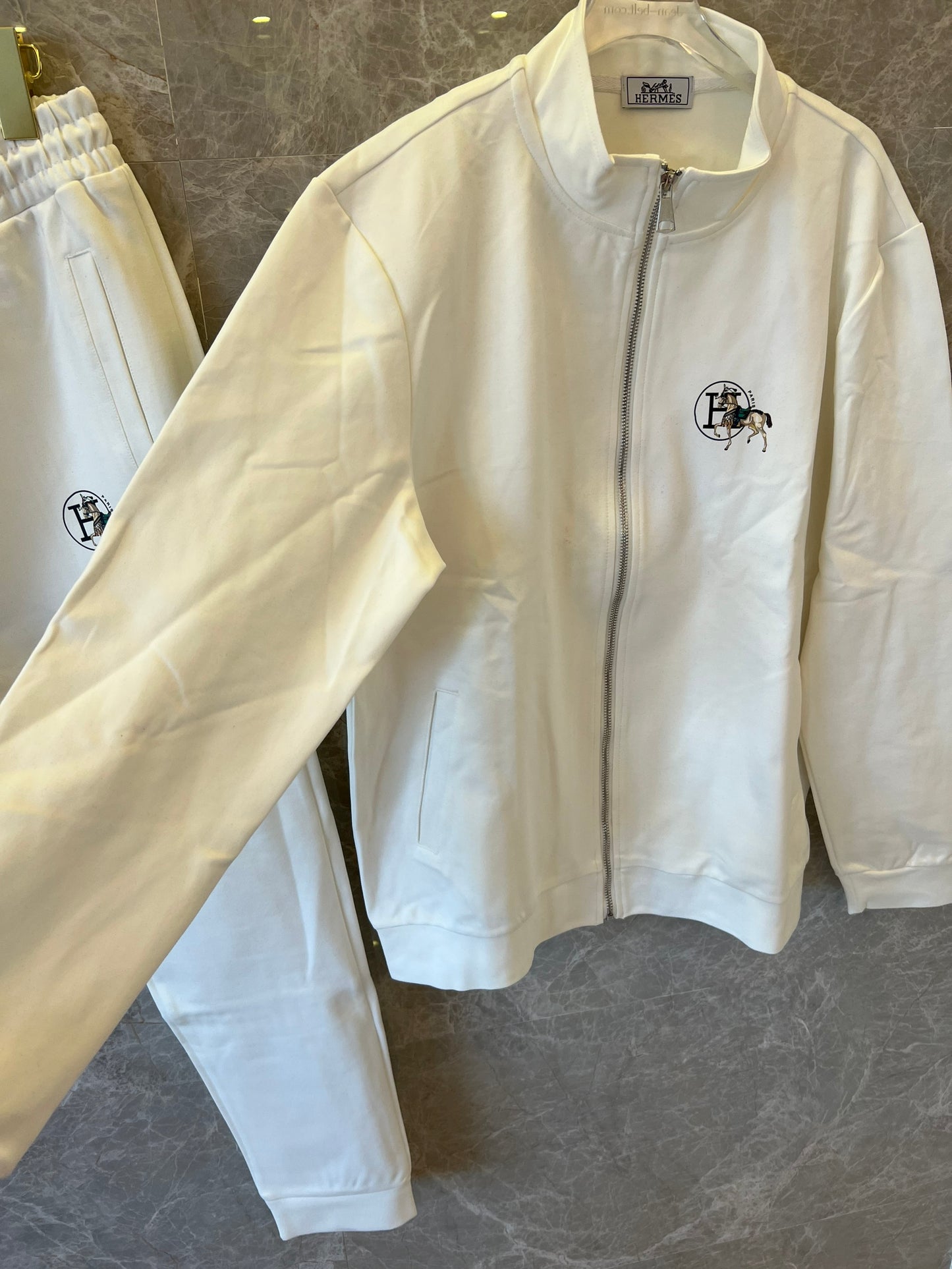Chándal blanco con motivo de caballo bordado de Hermès