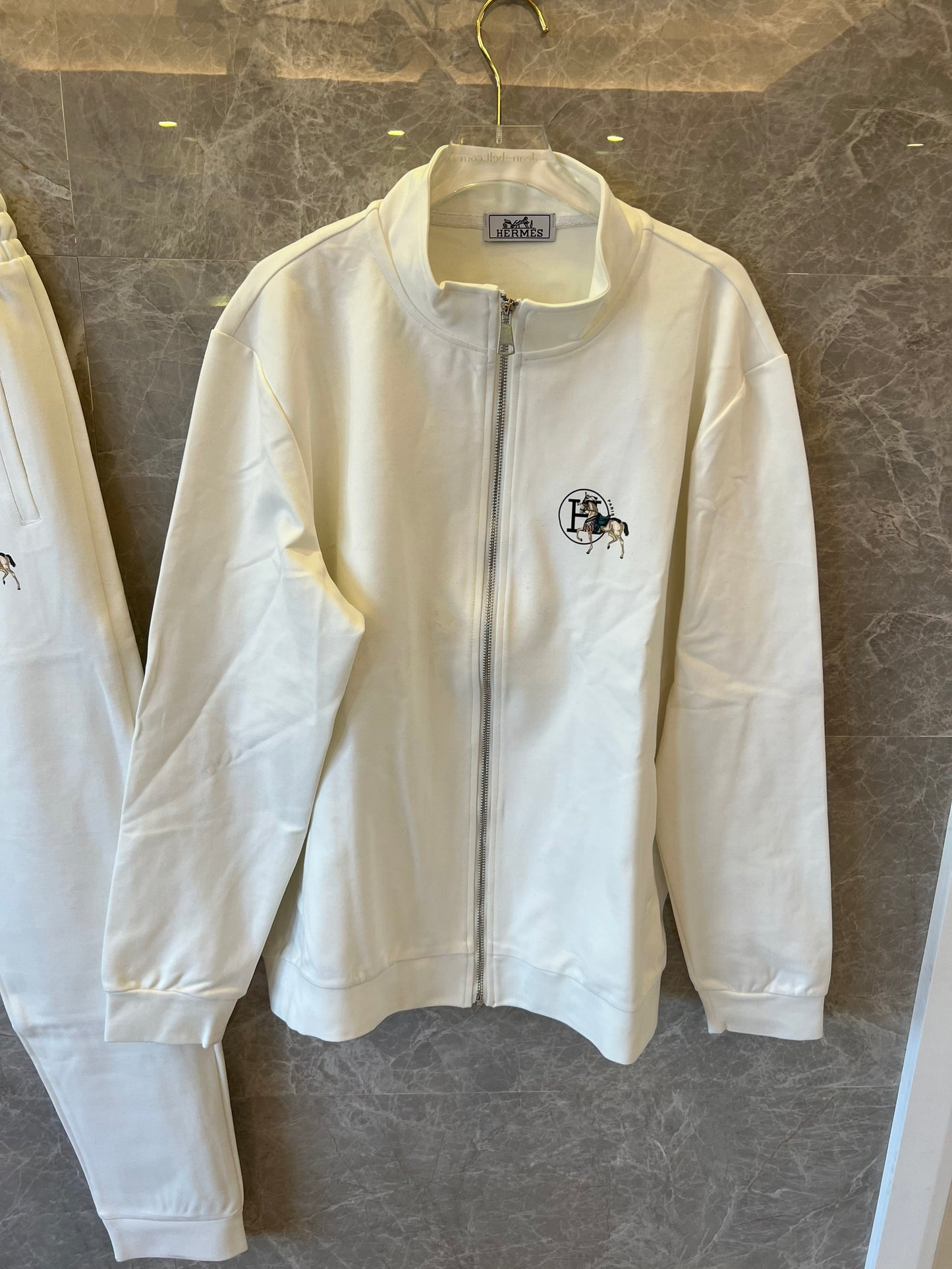 Chándal blanco con motivo de caballo bordado de Hermès