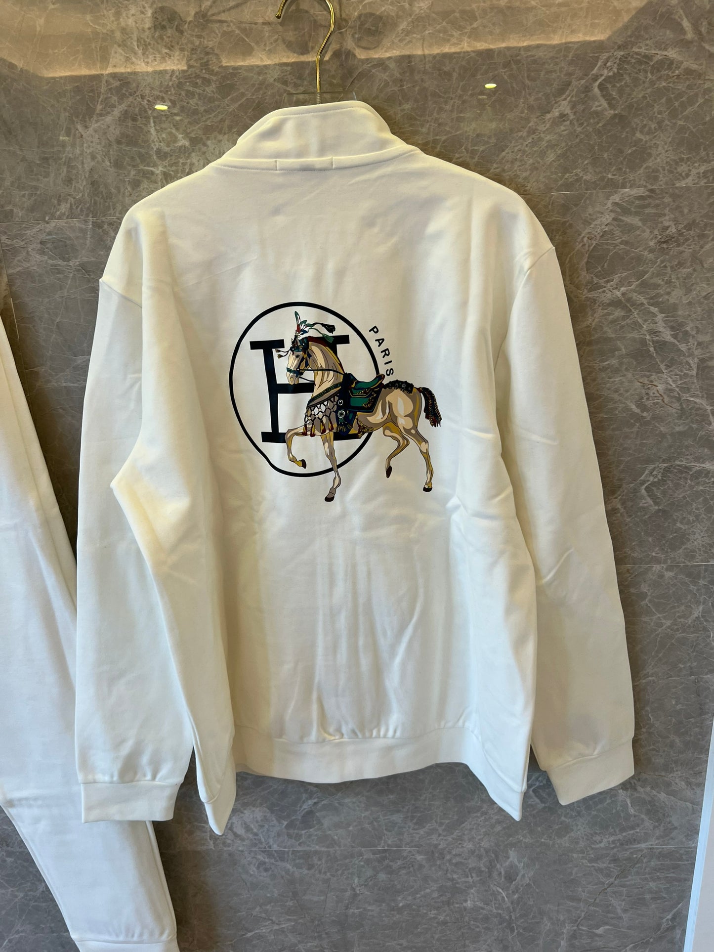 Chándal blanco con motivo de caballo bordado de Hermès