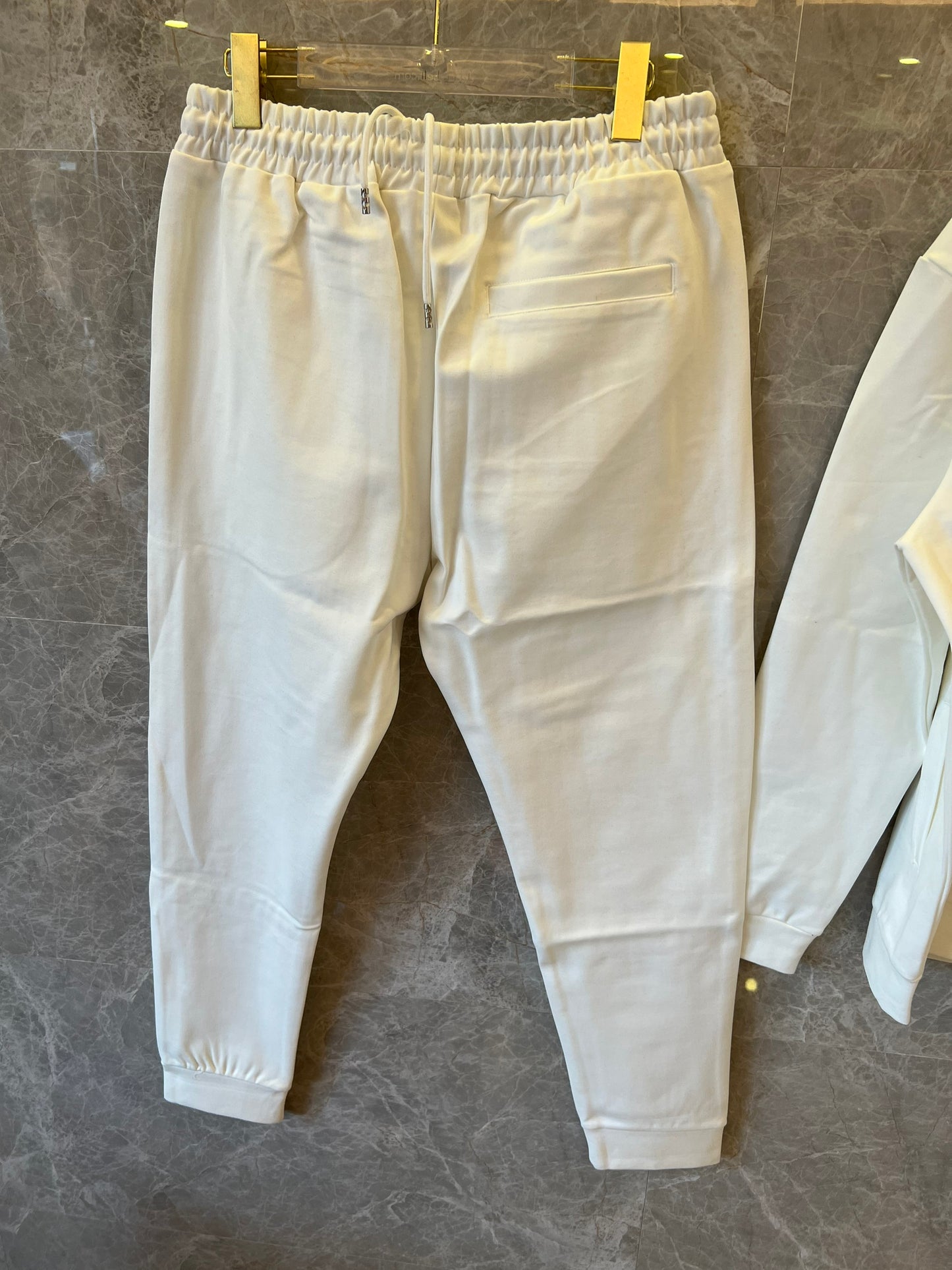 Chándal blanco con motivo de caballo bordado de Hermès