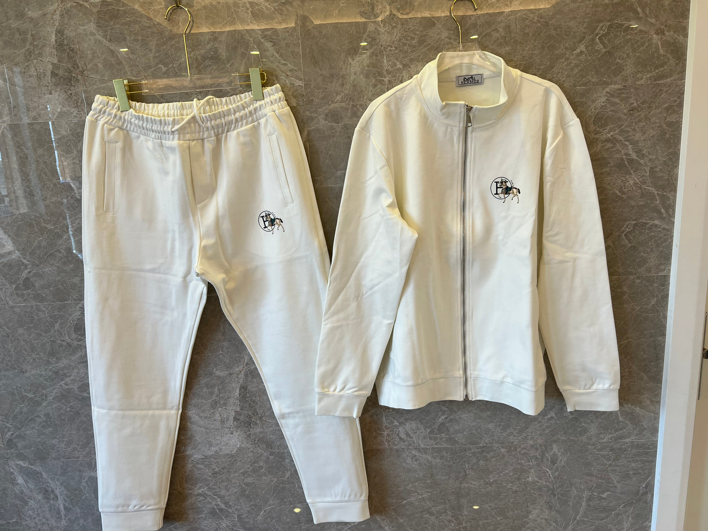 Chándal blanco con motivo de caballo bordado de Hermès