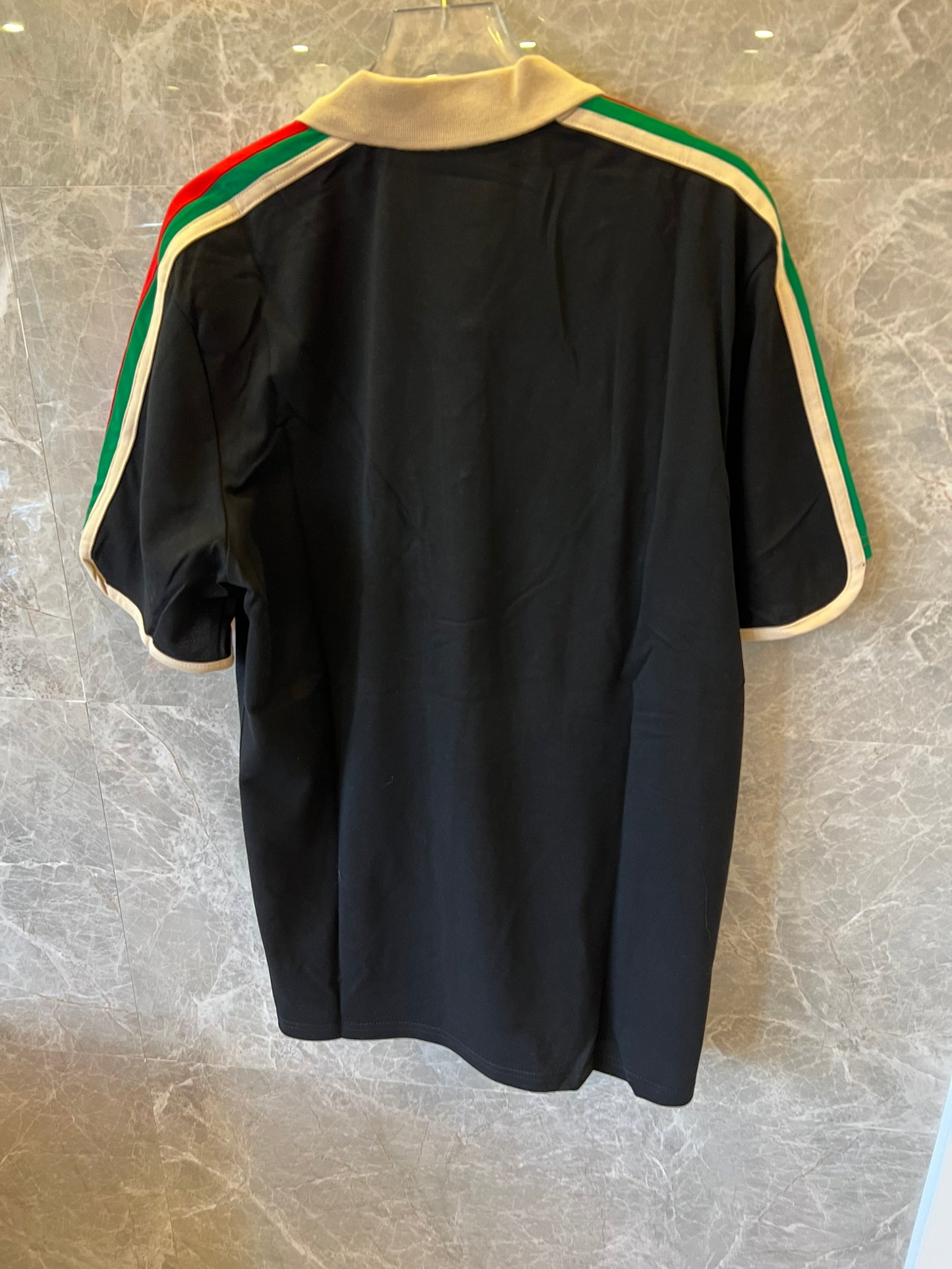 Polo negro Gucci con icónicas rayas tribanda