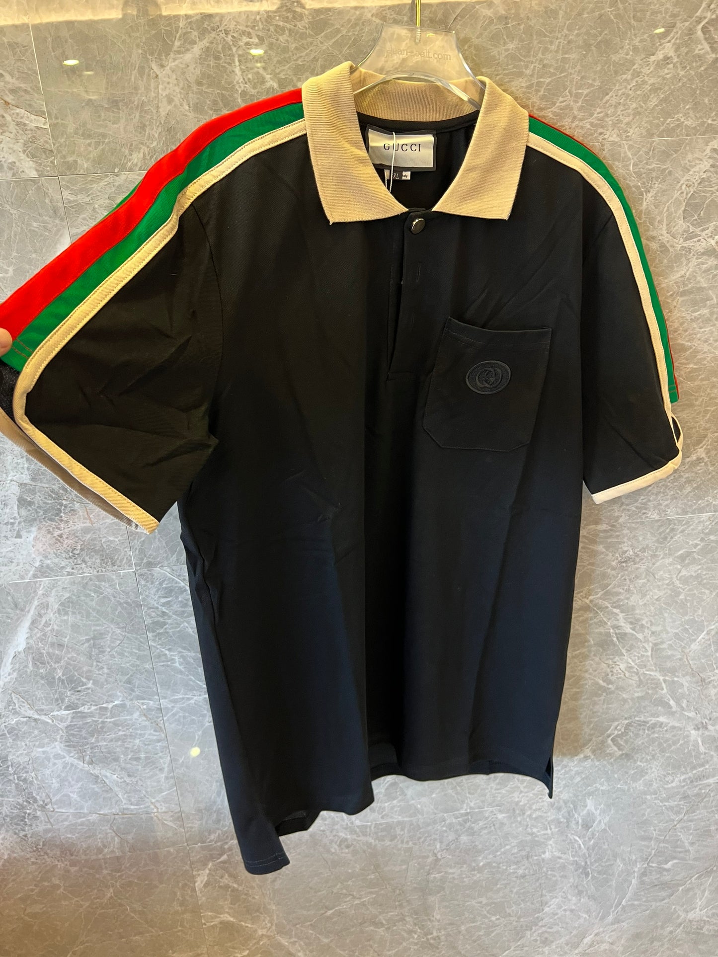 Polo negro Gucci con icónicas rayas tribanda