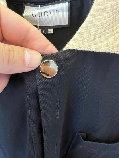 Polo negro Gucci con icónicas rayas tribanda