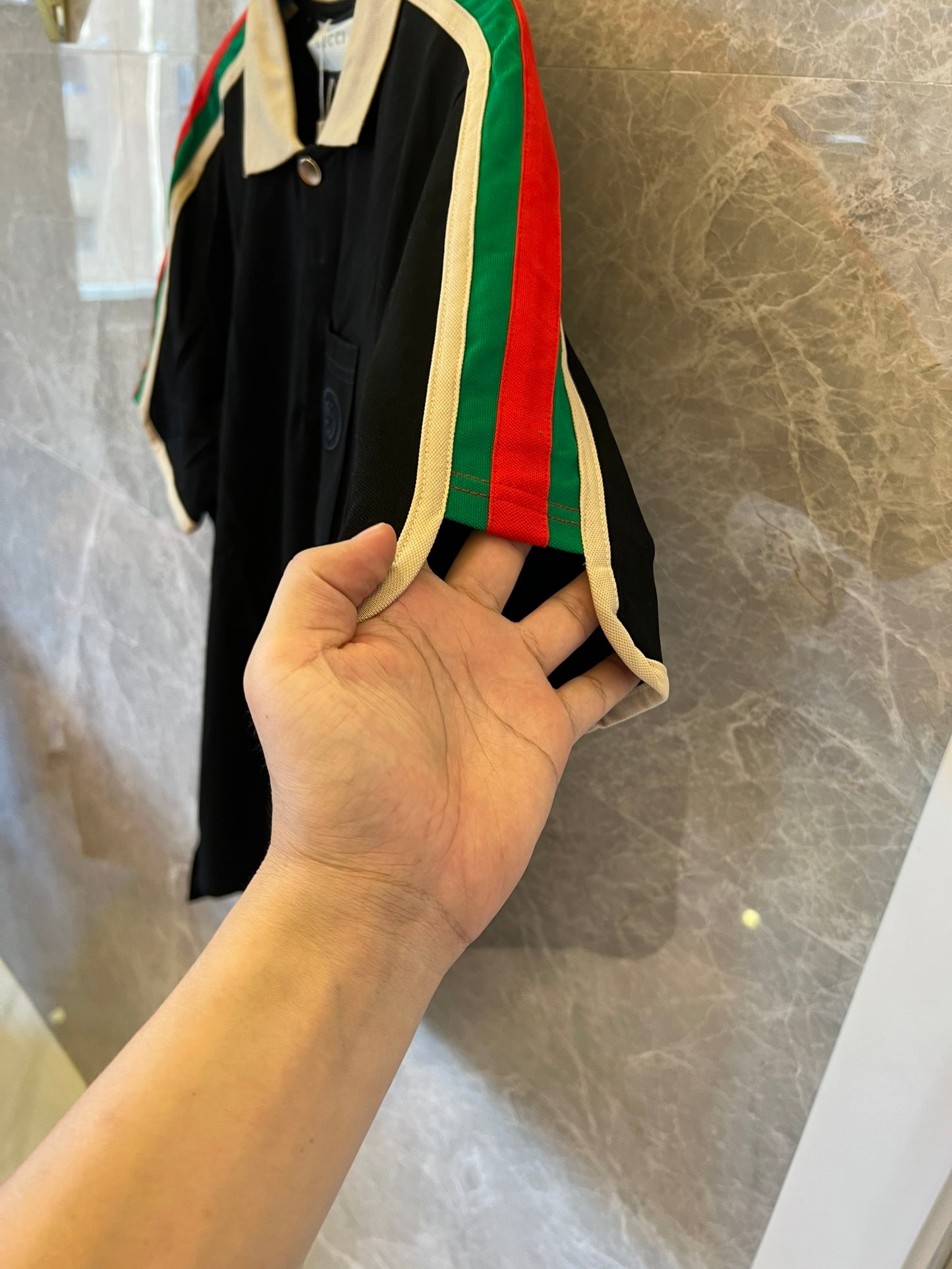 Polo negro Gucci con icónicas rayas tribanda