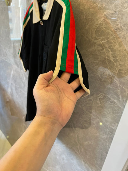 Polo negro Gucci con icónicas rayas tribanda