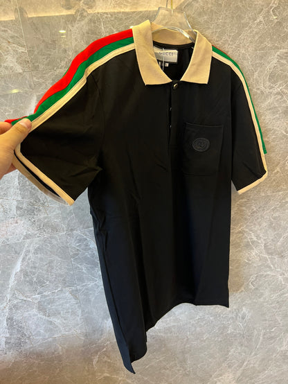Polo negro Gucci con icónicas rayas tribanda