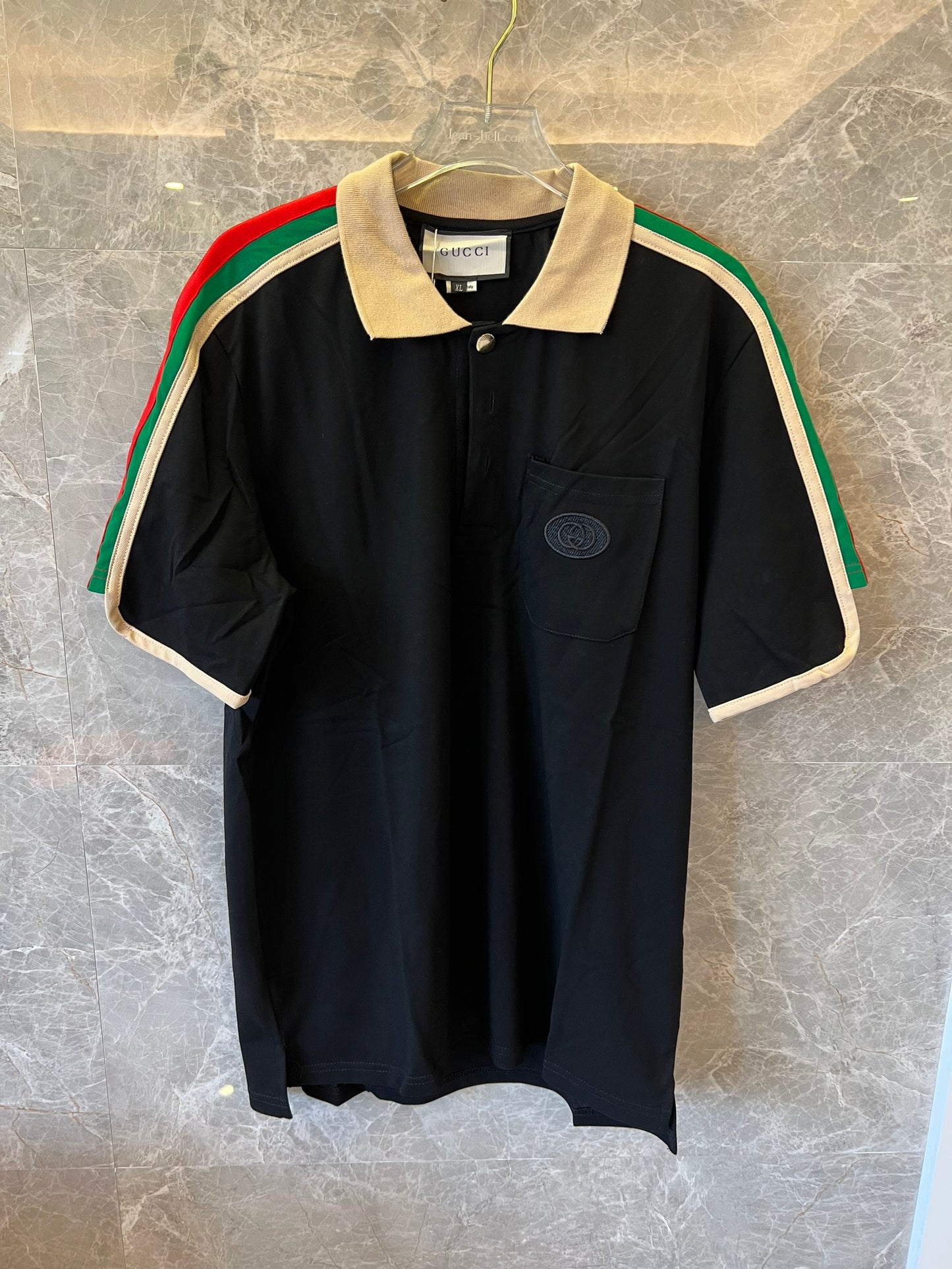 Polo negro Gucci con icónicas rayas tribanda