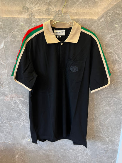Polo negro Gucci con icónicas rayas tribanda