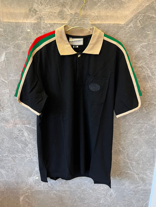 Polo negro Gucci con icónicas rayas tribanda