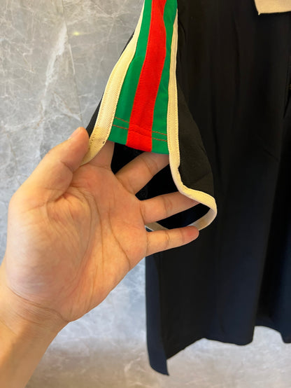 Polo negro Gucci con icónicas rayas tribanda