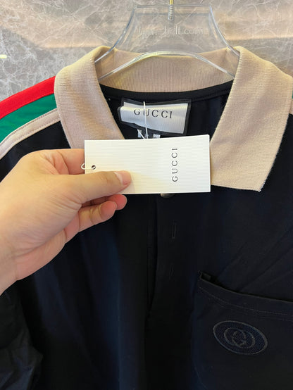 Polo negro Gucci con icónicas rayas tribanda