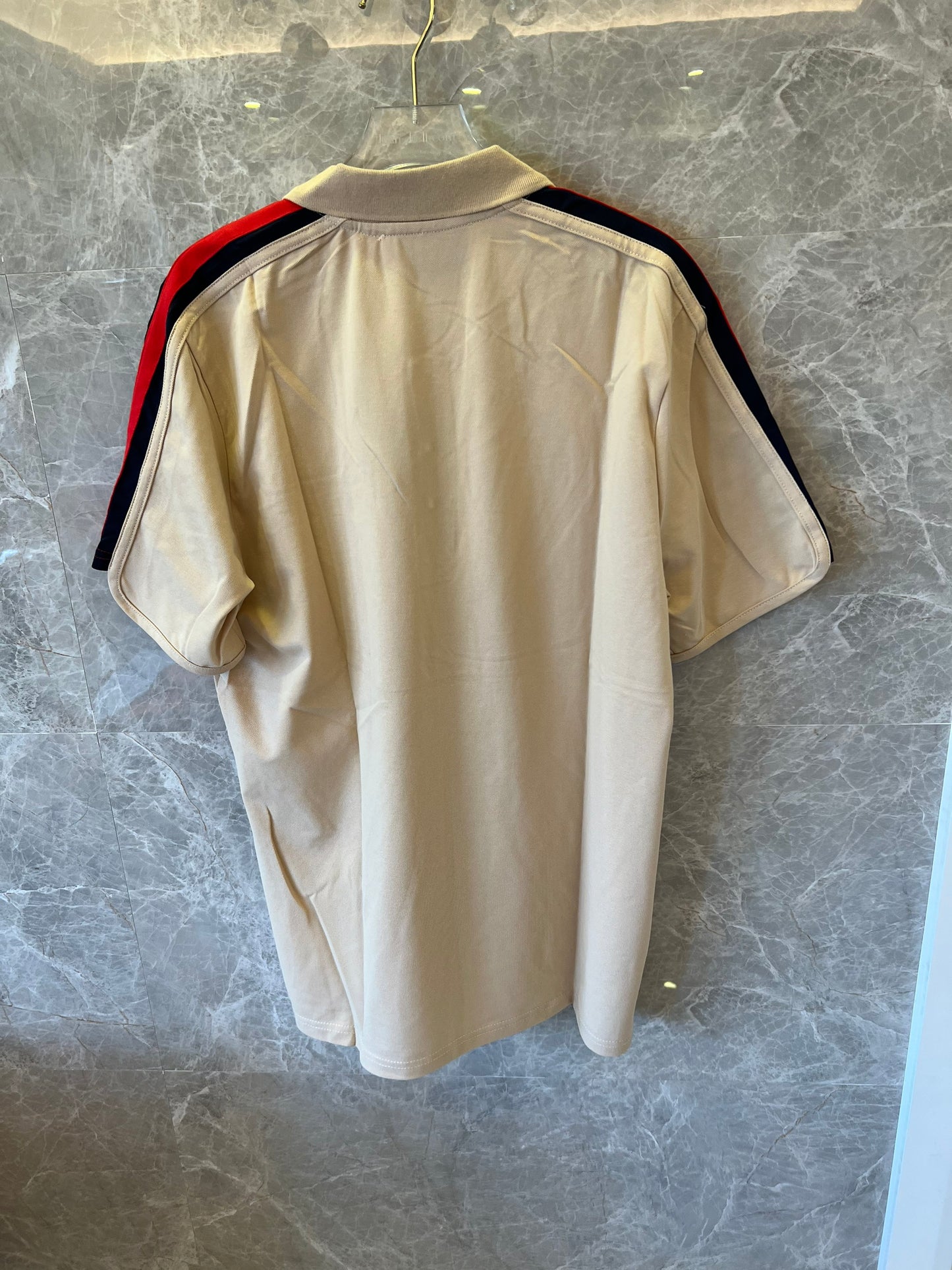 Polo Gucci con bloques de color y mangas a rayas rojas y verdes