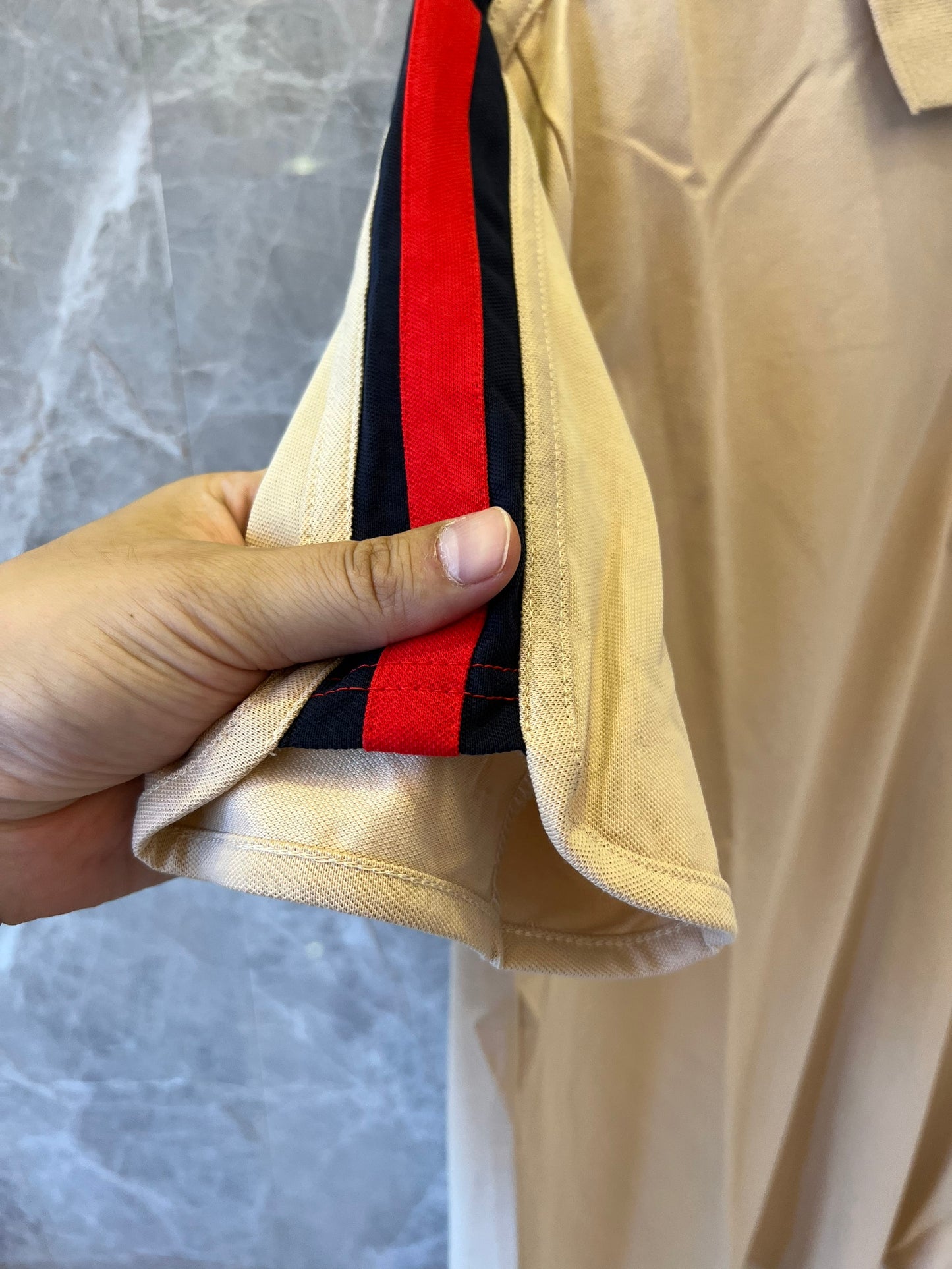 Polo Gucci con bloques de color y mangas a rayas rojas y verdes