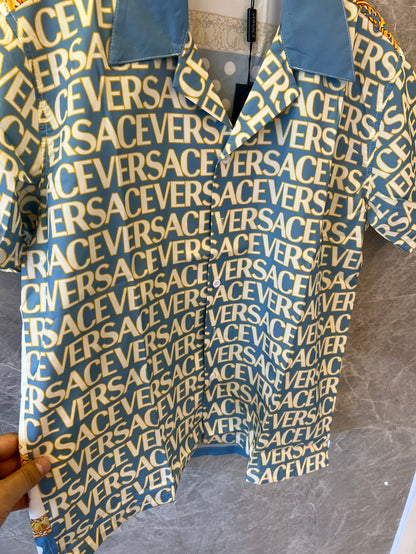 Camisa de manga corta con botones y estampado barroco de lunares azules de Versace